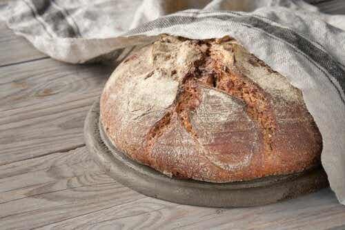 Anadama 빵은 무엇이며 어떻게 준비됩니까?